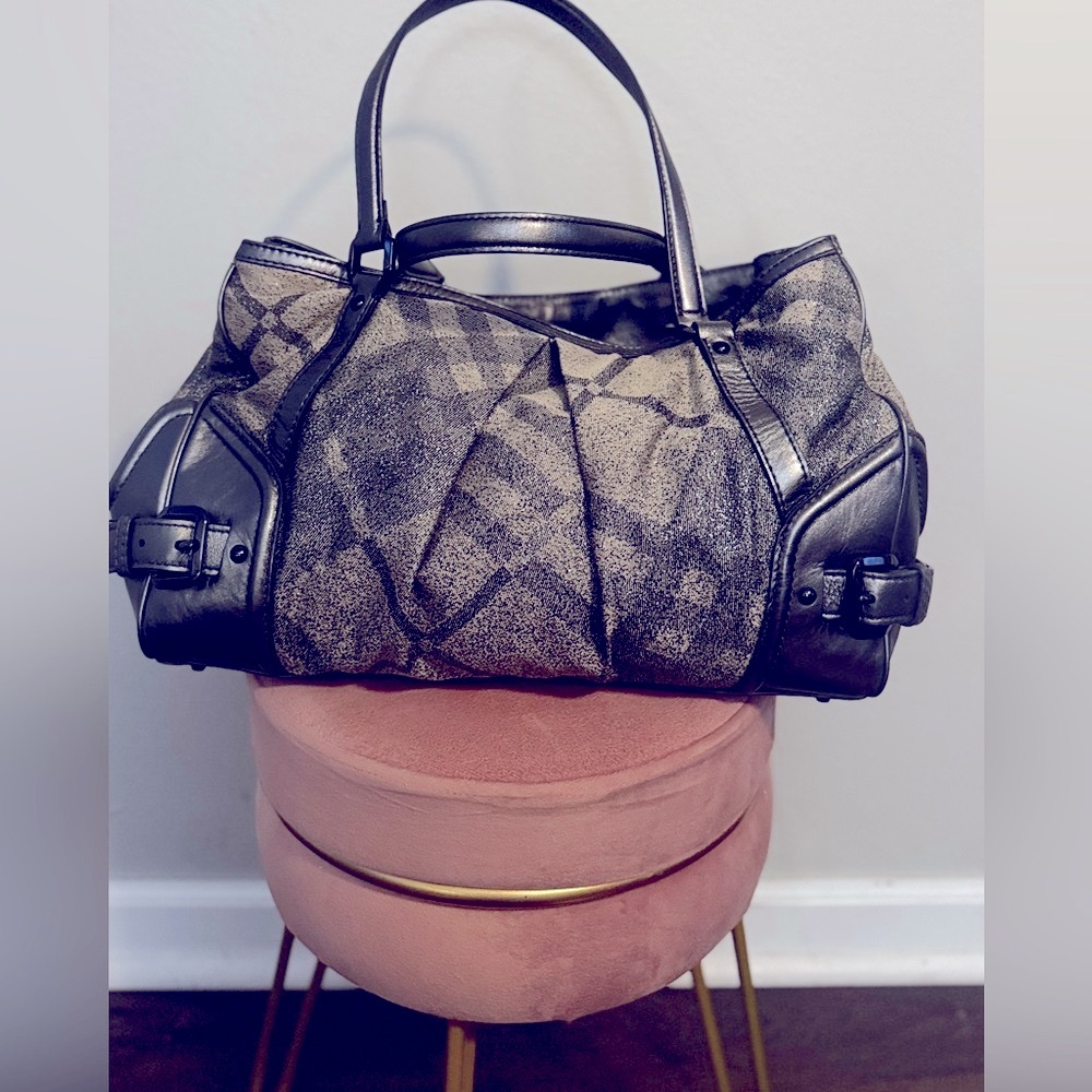 Burberry -EUC- AUTH -gray metallic plaid, roomy bag. Gorgeous gray hardware 🩶